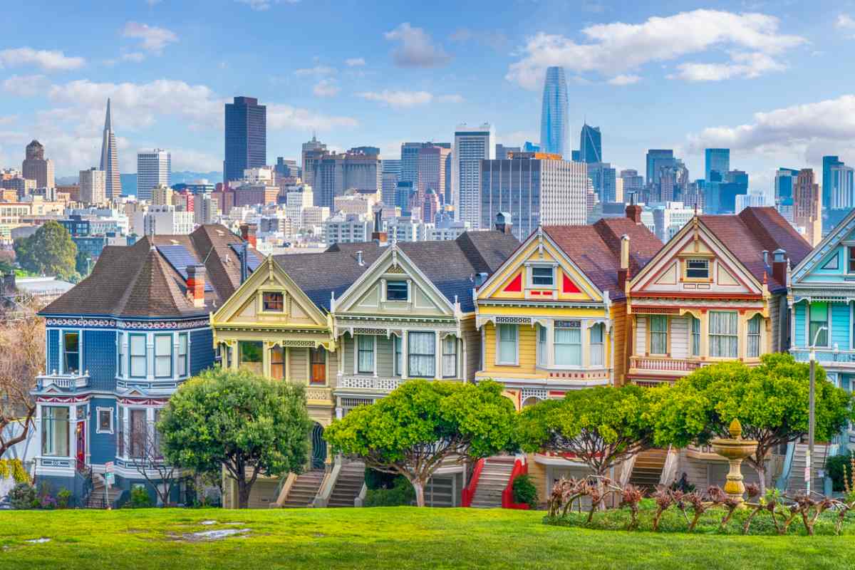 colorful houses in downtown San Francisco, a city with one of the highest average cost of living in the U.S.